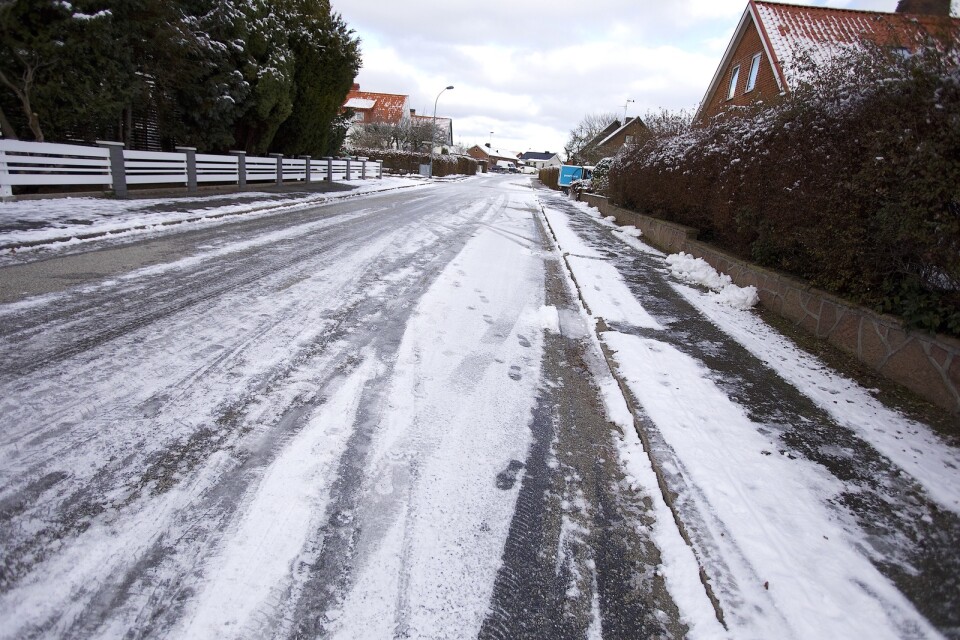 På Granlunda har många av gatorna fått en isskorpa.
