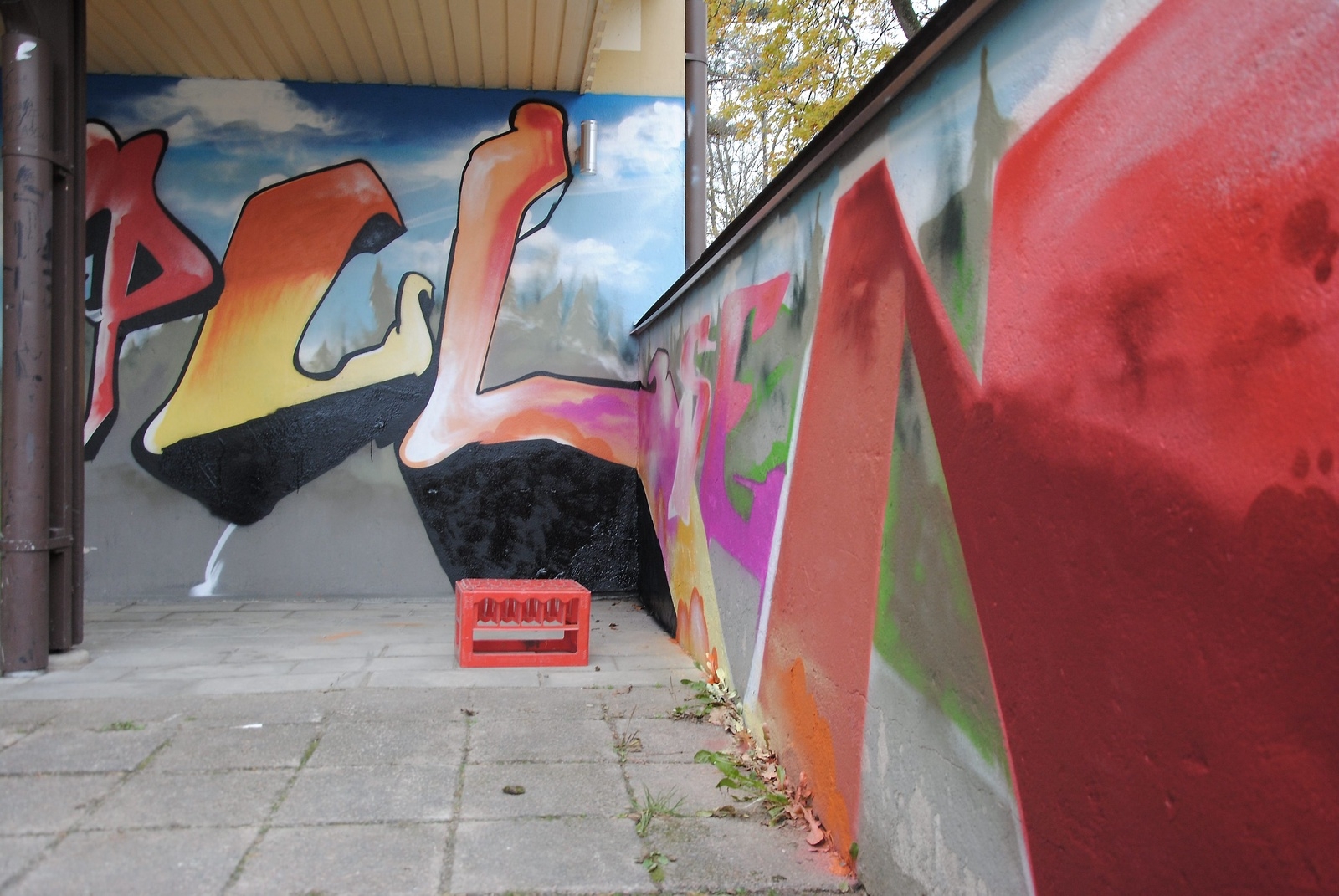 ”Knappt halvvägs”, kommenterade Christian Palla tidsläget för den stora målningen som skapades på graffitiworkshopen under måndagen. 		 Foto: Magnus Wahlström
