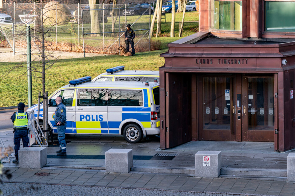 Ett stort polispådrag inkluderande rytteri och hundpatruller fanns på plats när rättegången inleddes i tingsrätten i Lund. på torsdagen.