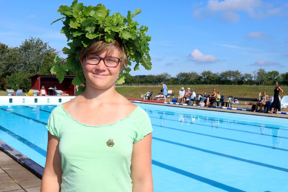 Louise Bjersbo, Danderyd, började på Åkerbobadets simskola när hon var 6 år och har återkommit varje sommar. Nu är hon 17 år och har tagit elitmärket.