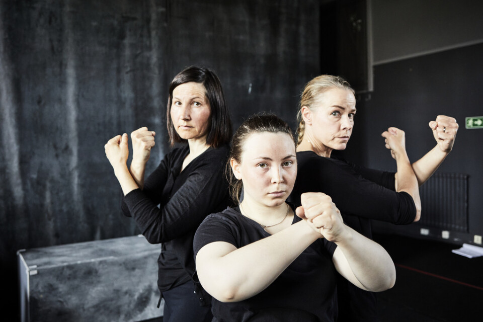 "Ædnan" blir teater med samiska och svenska skådespelare, ett allkonstverk med musik och koreografi. Här syns Kristin Solberg, Lene Cecilia Sparrok och Nina Fex. Pressbild.