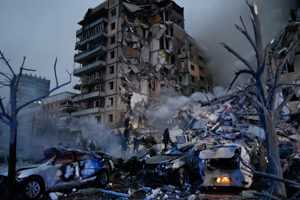 Räddningstjänsten arbetar i det totalförstörda bostadshuset i Dnipro i östra Ukraina.