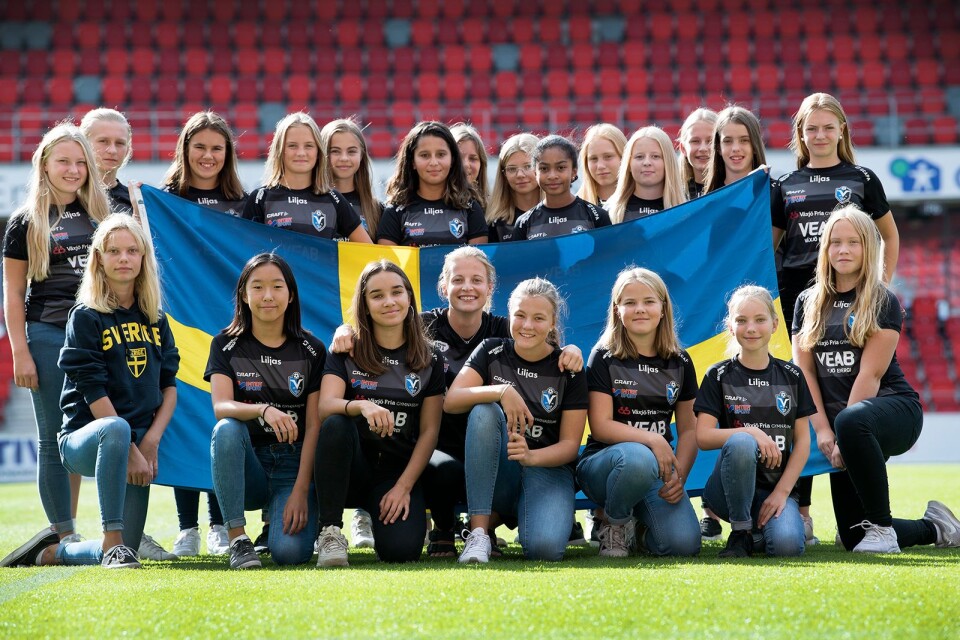 Känner stödet. Anna Anvegård (mitt i främre raden) träffade häromdagen tjejerna i Växjö DFF:s F05-lag, som i morgon finns på Ullevis läktare för att heja fram Anvegårds Sverige i VM-kvalet mot Ukraina.
