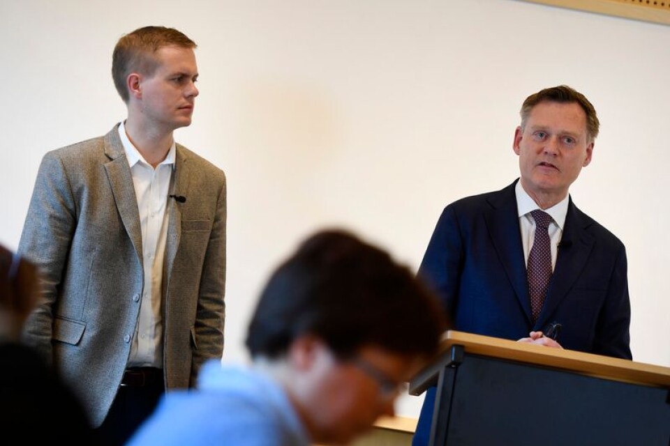 Här presenteras Skolverkets nye generaldirektör Peter Fredriksson av utbildningsminister Gustav Fridolin (MP).