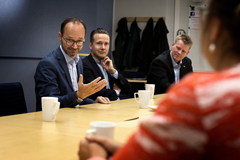 På fredagen träffade Tomas Eneroth bl a företrädare för taxiföretaget Izigo. Till höger om ministern medarbetaren Antti Vainio och Izigos Björn Ranweg.