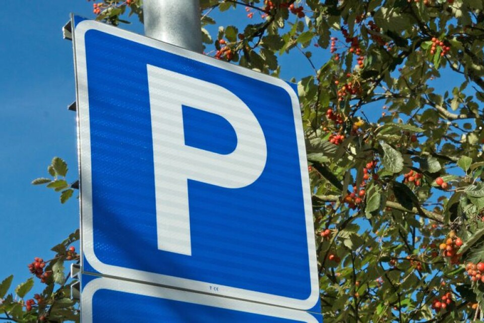”Varför får hyresgästerna på Södra Ringvägen 31-39 inte parkera framför sin egen garageport utan att riskera böter?” Frågan ställs av Kerstin Ekelund.