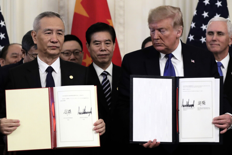 Kinas vice premiärminister Liu He och USA:s president Donald Trump visar upp det undertecknade partiella handelsavtalet. Ceremonin skedde i Vita huset i Washington.