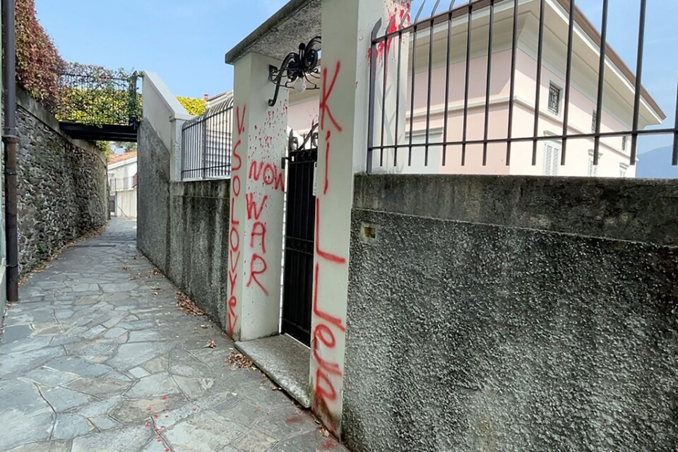 "Mördare" och "inget krig" står det sprejat vid ingången till ett av den ryske tv-profilen Vladimir Solovjevs hus nära sjön Como i norra Italien.