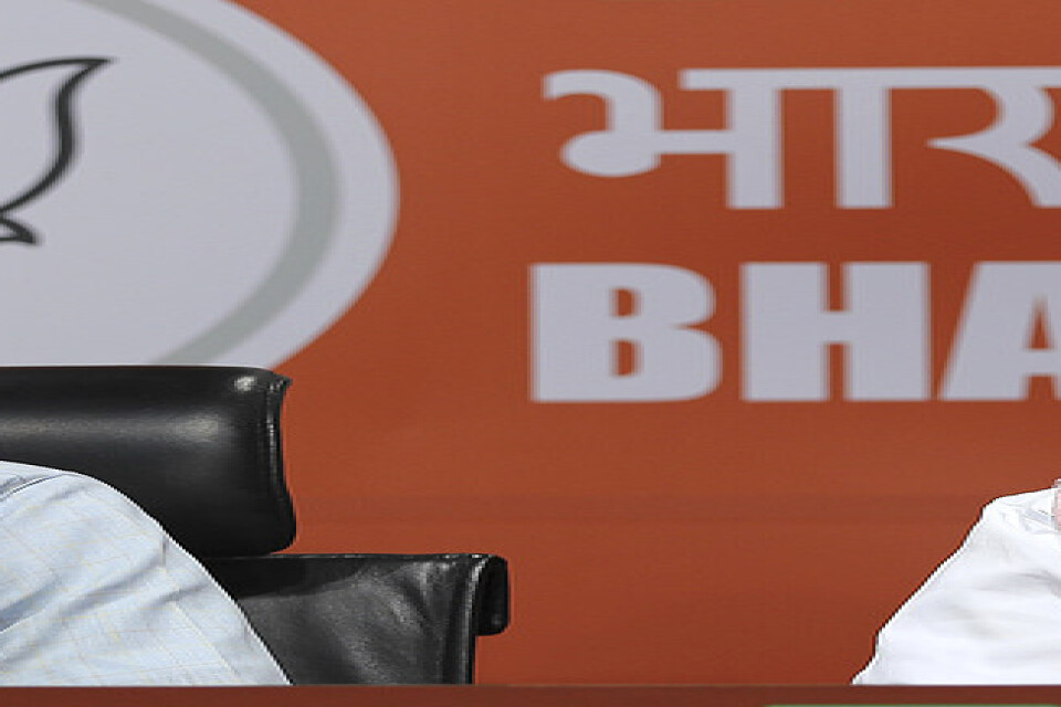Indiens premiärminister Narendra Modi lyssnar när partikollegan Amit Shah pratar under en presskonferens i New Delhi på fredagen.