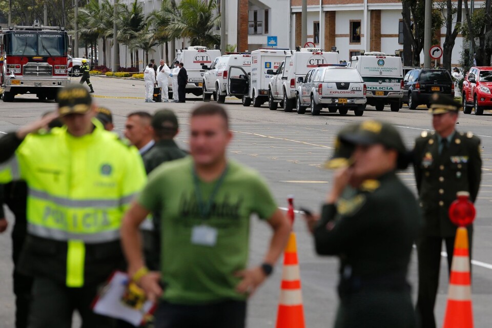 Polis har spärrat av platsen där en bilbomb exploderade i Bogotá.