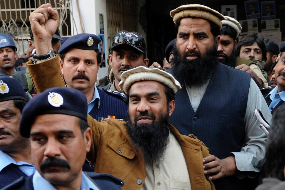 En domstol i Pakistan har frigivit den man som utpekats som hjärnan bakom terrordådet i Bombay 2008. Indien kallar frigivningen en förolämpning mot de 166 dödsoffren. Zaki-ur-Rahman Lakhvi som uppges ha varit militärchef för den militanta gruppen Lashk