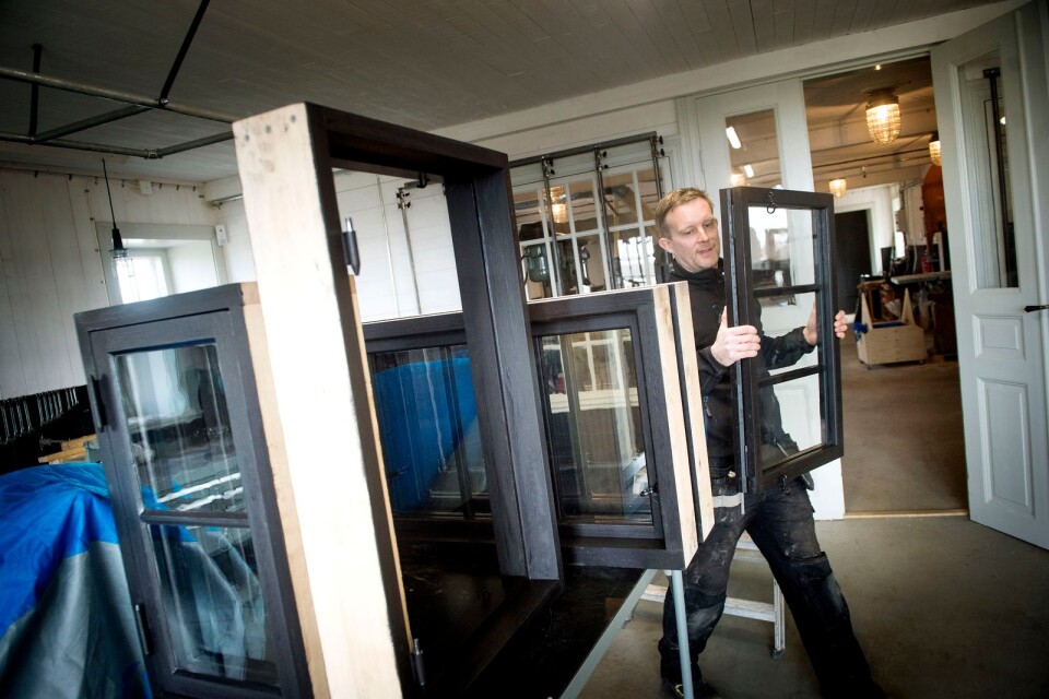 Göran Block har tillverkat fönster till en kund i västra Skåne.