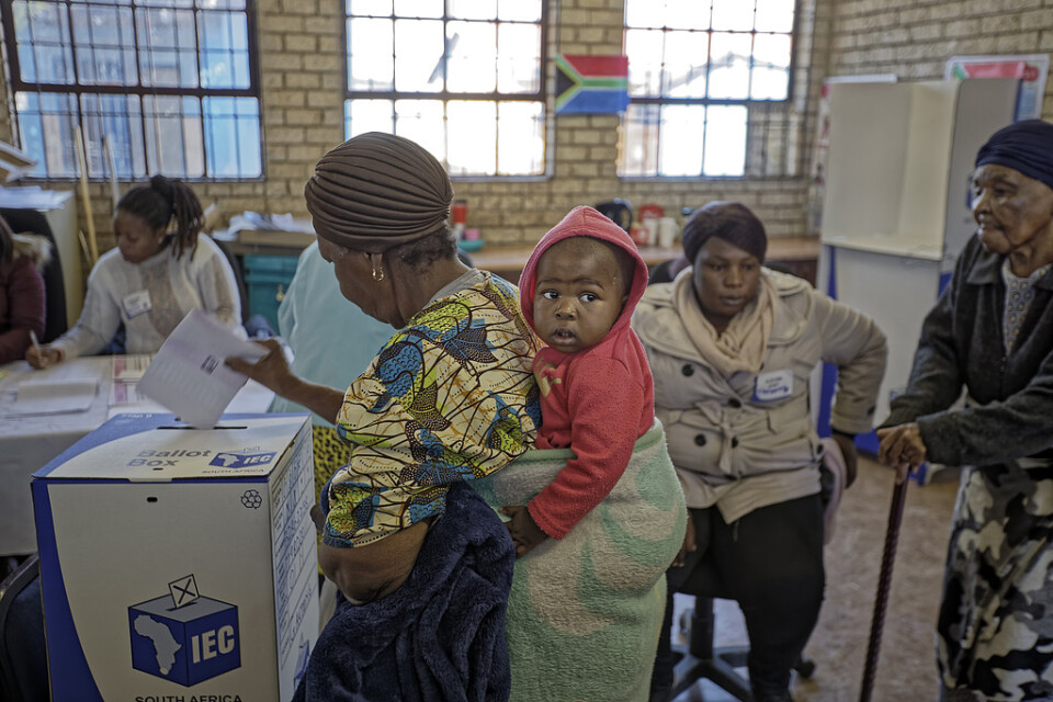Sydafrikaner röstar i en skola i Soweto, Johannesburg.