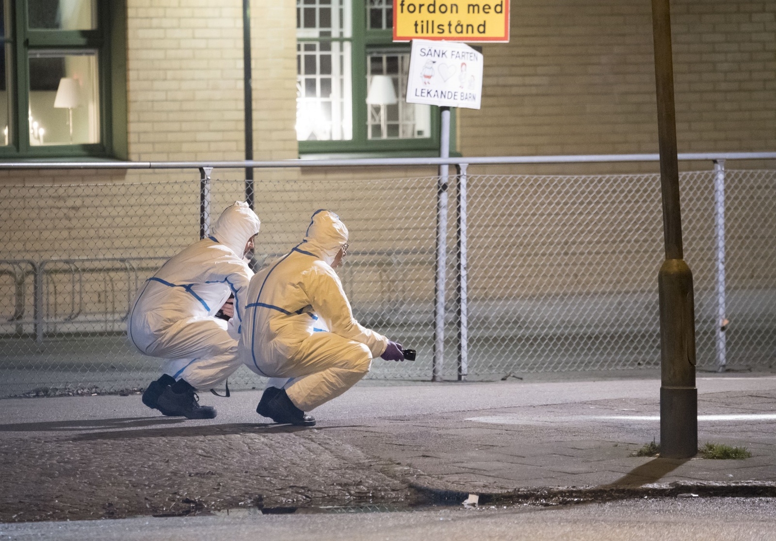 Polisens tekniker undersöker på torsdagsmorgonen ett område i Malmö där en man hittades  livlös. Mannen fördes till sjukhus med ambulans där han konstaterades avliden. Händelsen rubriceras som mord alternativt dråp. 
Foto: Johan Nilsson/TT