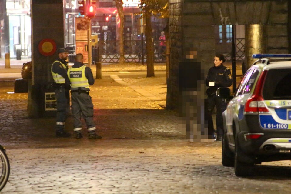 Strax före klockan 20 på tisdagskvällen larmades polisen till Jordbroporten vid Södra Vallgatan med anledning av ett bråk.