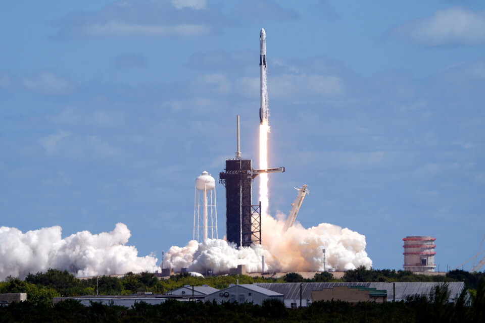 A Space|X-raketen lyfter från Cape Canaveral i Florida. Uppskjutningen försenades några dagar av ovädret Ian.
