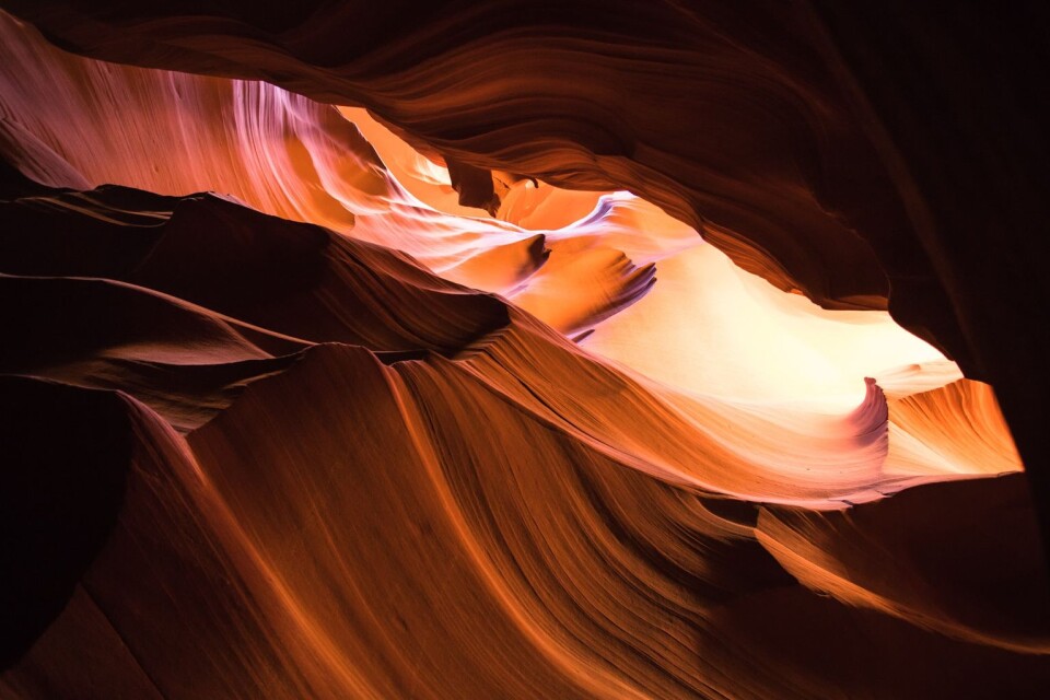Den här bilden är från Antelope Canyon i Arizona och visar klippor av röd sandsten som blivit eroderade till de här formerna.