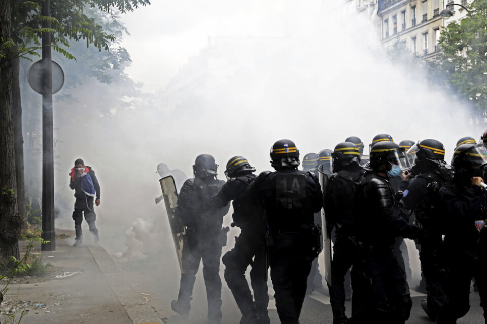 Tårgas sattes in mot demonstranter i Paris på lördagen.