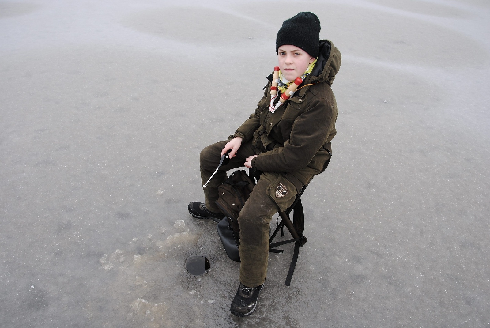 Victor Nilsson, 13, från Horsaskog är en van fiskare. Fast han har aldrig isfiskat förr. "Hoppas jag kan få upp en aborre", säger han.