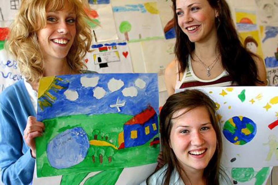 Gymnasieeleverna Sara Bredin, Hannah Lina Frey och Maria Mårefors ställer ut teckningar där vitryska killar har målat sina framtidsdrömmar.