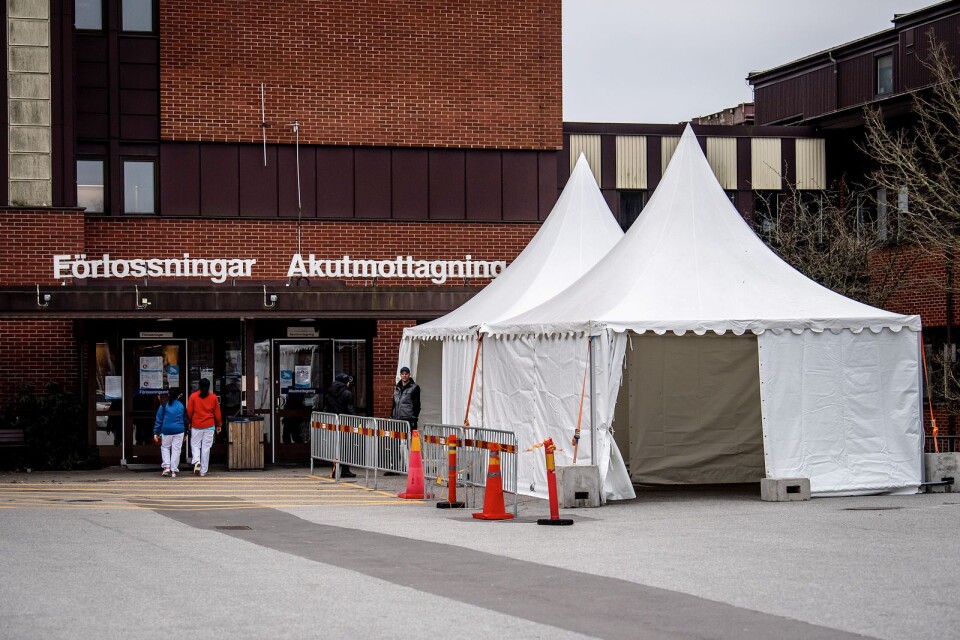 Två tält har satts upp utanför akuten i Karlskrona som en del i arbetet mot corona. Tälten har dock ännu inte börjat användas.