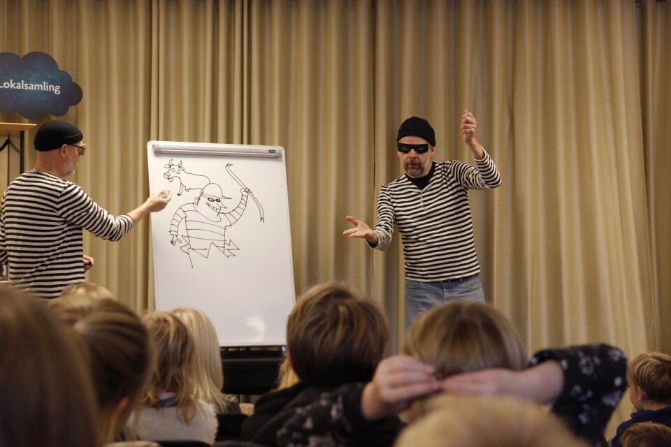 Illustratören Per Gustavsson och författaren Anders Sparring som gör böckerna om familjen Knyckertz lockade till många skratt när de i måndgs besökte Torsås bibliotek.
