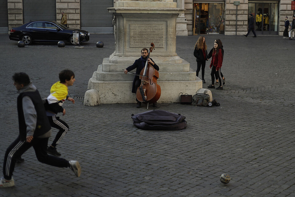 En gatuartist uppträder på ett torg i Rom. Landet brottas med stora ekonomiska problem. Arkivbild.