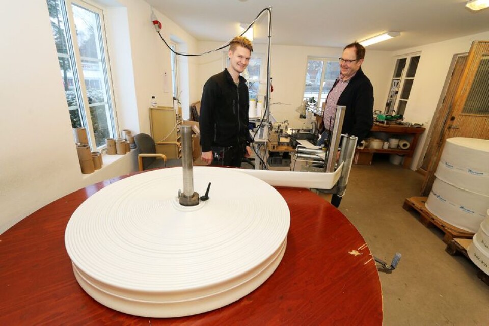 Ägaren av Textile tube, Olof Sämgård (till höger), talar med medarbetaren Jonathan Lindskog vid den specialtillverkade symaskinen för företagets textiltuber i Örby.