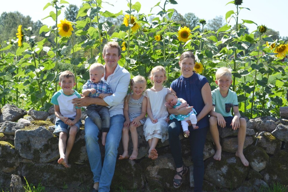 Caroline och Emanuel Petersson, Tången, Vissefjärda, fick den 22 juli en dotter som heter Vera. Vikt 3850 g, längd 54 cm. Syskon: Melker, Edvin, Märta, Tyra och Tage.