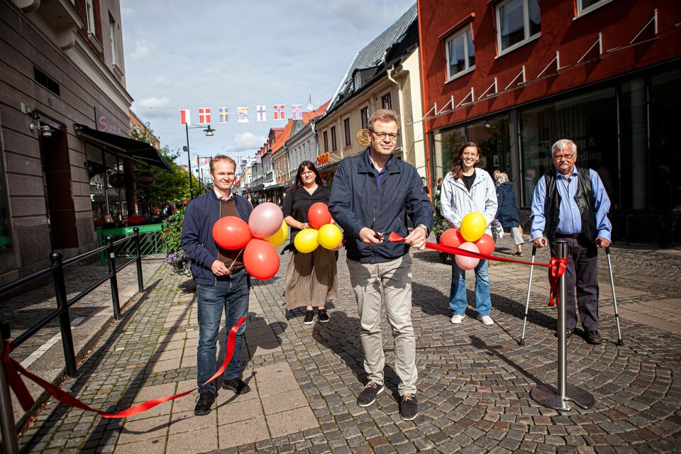 Per-Ola Mattsson (S) inviger Lilla torg tillsammans med representanter från kommunen, handlarna och Centrumföreningen.
