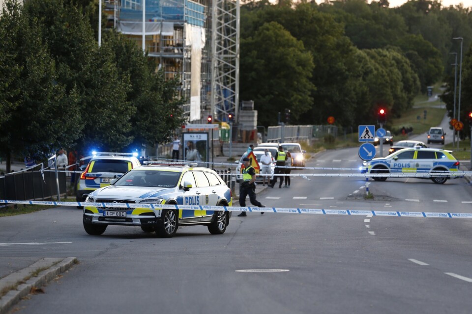 Polisens avspärrningar vid Berga centrum i Linköping där två personer skottskadades på torsdagskvällen.
