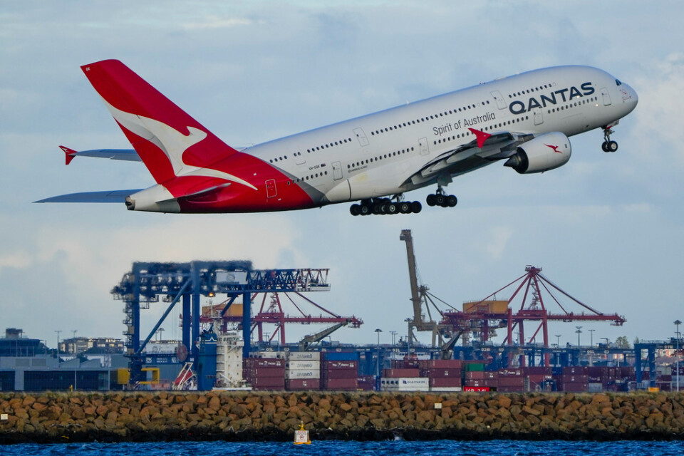 Ett Qantasplan lyfter från Sydneys flygplats. Arkivbild.