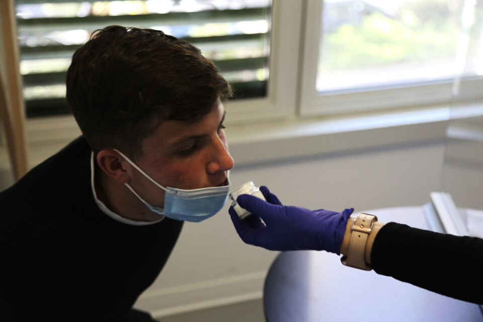 En patient som drabbats av covid-19 lukttränar på en klinik i Frankrike. Arkivbild.