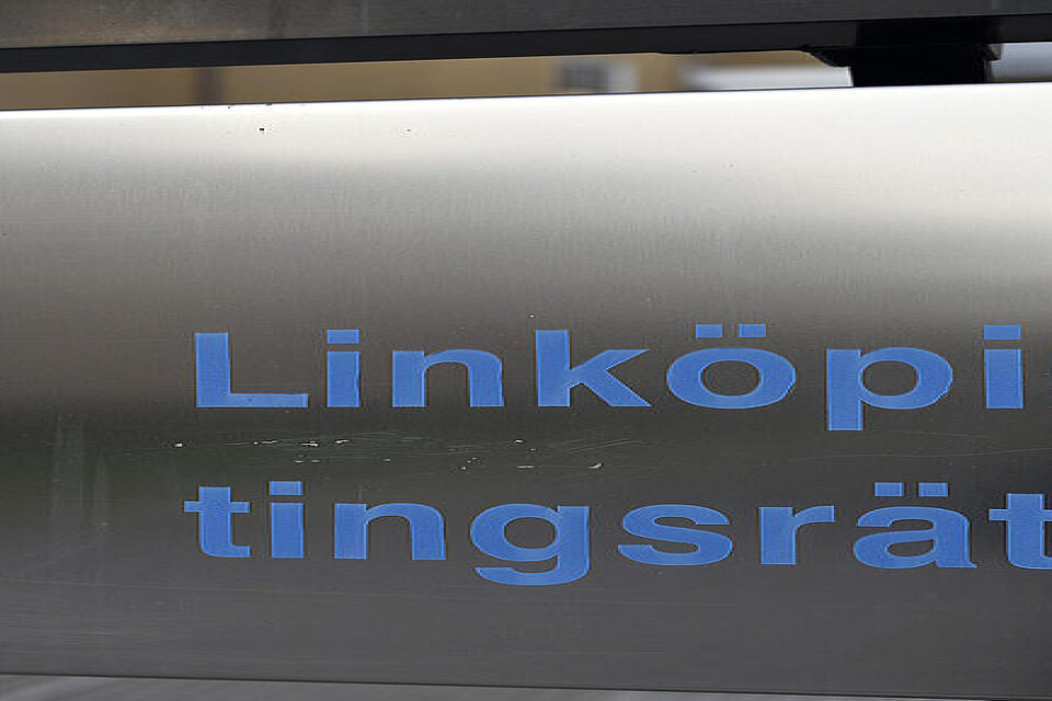 Linköpings tingsrätt ska pröva åtalet om telefonbedrägerier. Arkivbild.