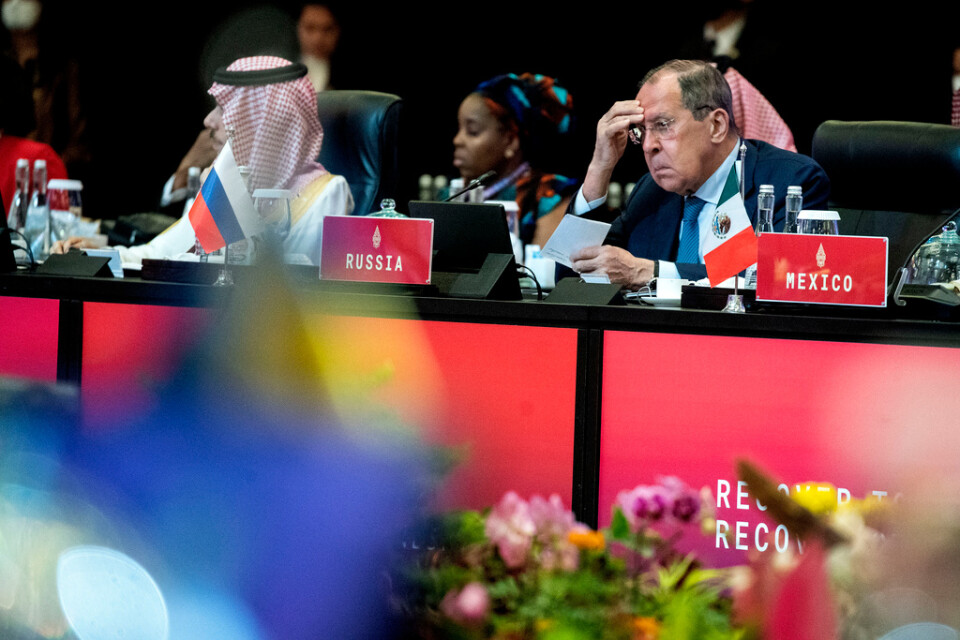 Rysslands utrikesminister Sergej Lavrov tar sig för pannan under överläggningar mellan G20-länderna. Han satt placerad mellan Mexikos och Saudiarabiens representanter.