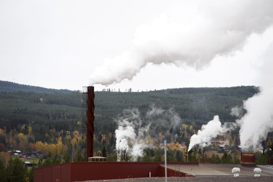Rök ur en skorsten från en industri i Älvdalen. Arkivbild.
