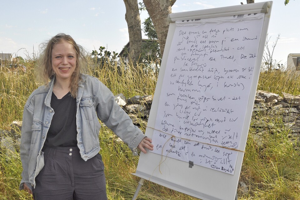 Olivia Bergdahl läste sin dikt Barnet – en sonettkrans, där hon använde sig av ett blädderblock för att illustrera hur en sonettkrans är uppbyggd.