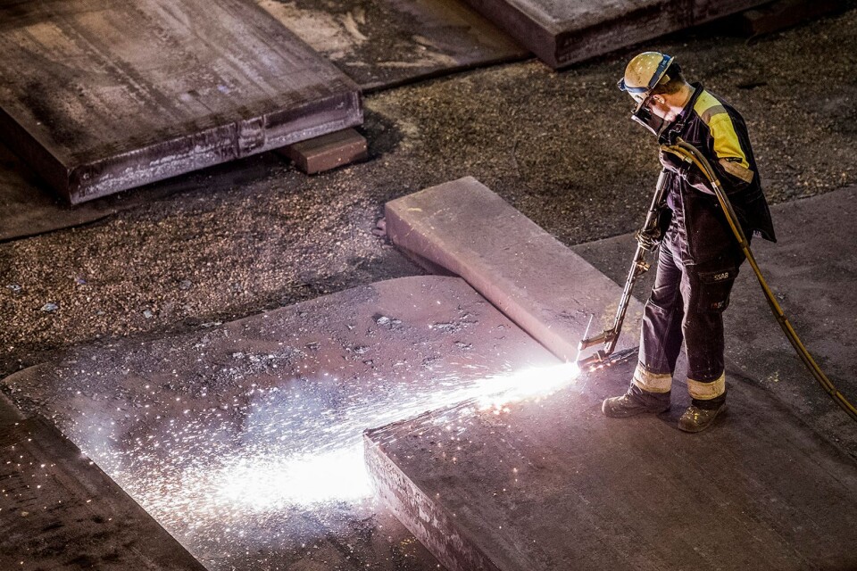 Interiör från Oxelösunds järnverk. En arbetare kontrollerar eventuell sprickbildning i gjutningen.