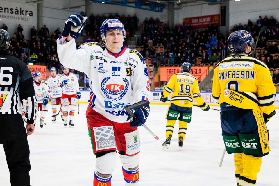 John Dahlström gjorde tre mål när IK Oskarshamn krossade Södertälje SK med hela 6-0 efter en 5-0-urladdning i den tredje perioden inför 2 325 åskådare i Be-Ge Hockey Center.