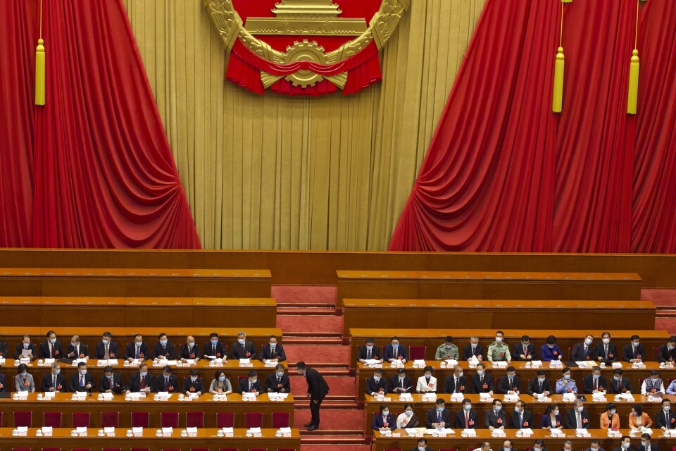 Delegater på nationella folkkongressen i Peking samlas för session, iklädda munskydd.
