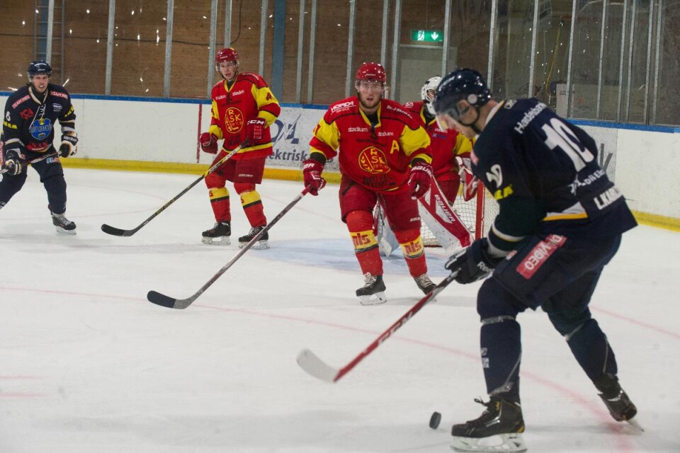 Diö hockey mötte Rydaholm SK i premiärmatchen på hemmaplan. Det slutade med N-N. Foto: Henrik Nordell