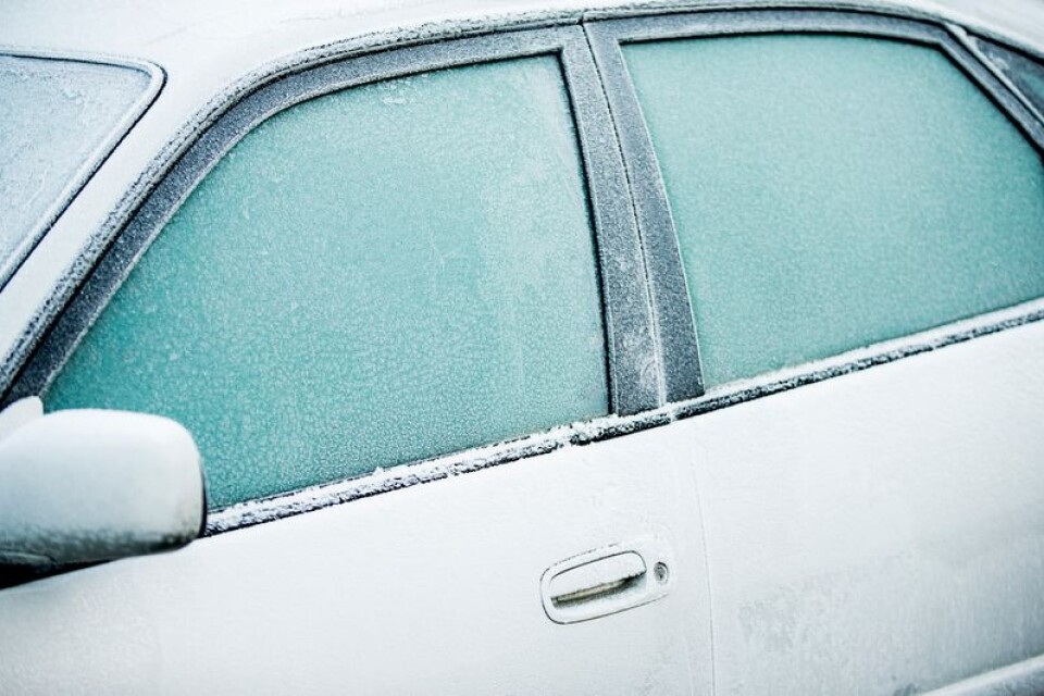 Belysning, spolarvätska, silikonspray och reflexväst kan vara bra att se över när man rustar bilen för vintern.