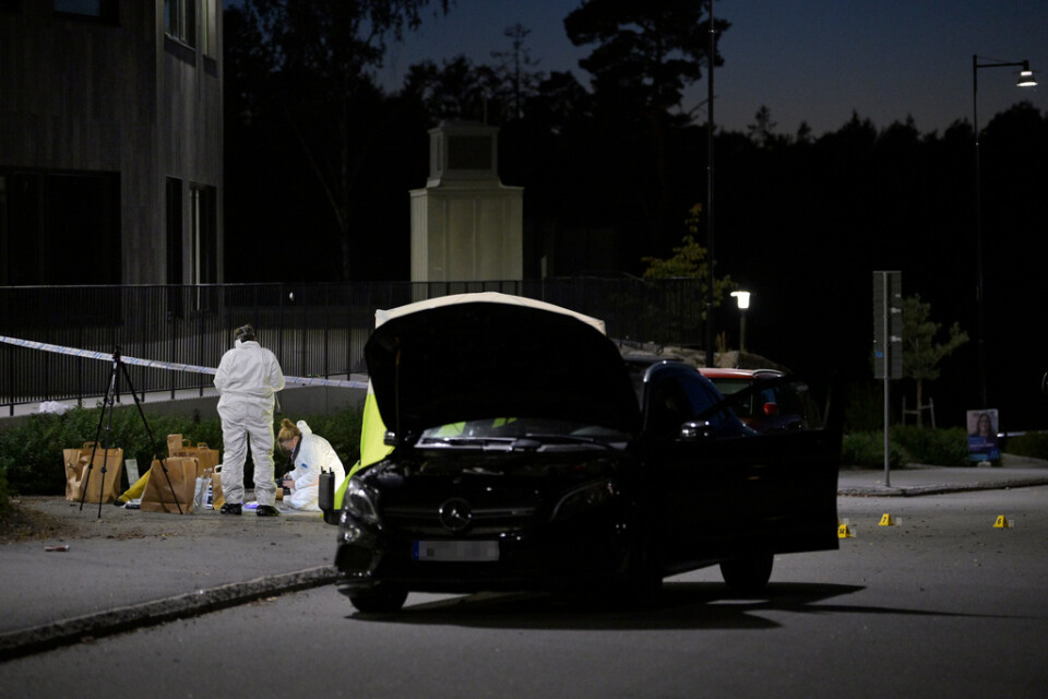 Polisens tekniker på plats där en man skjutits till döds i Haninge i slutet av augusti. Mannen, som var i 25-årsåldern, blev dödsoffer nummer 47 i skottlossningar i Sverige under 2022. Arkivbild.