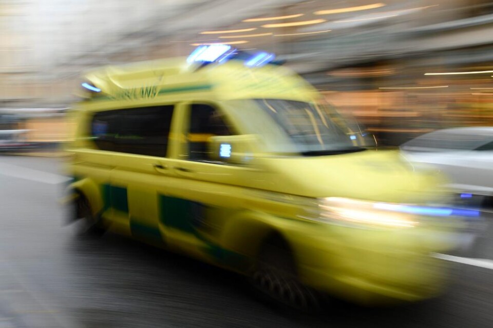 En busschaufför fick föras till sjukhus sedan den buss han körde krockat med en älg på E22 vid Kåremo norr om Kalmar sent under söndagskvällen. Ombord fanns omkring 25 passagerare, som senare kunde hämtas upp av en ersättningsbuss, uppger polisen på sin