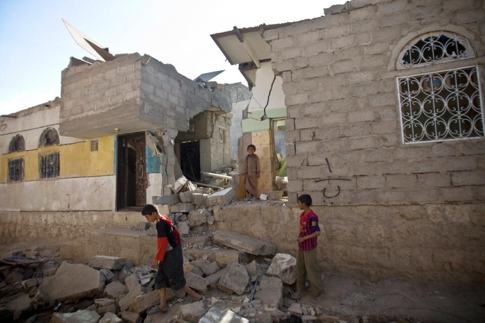 Ett flyganfall som dödade minst 40 människor i ett flyktingläger i norra Jemen i måndags var ett brott mot folkrätten. Det anser FN. \"Vi har inte identifierat de ansvariga för attacken. Vilka styrkor det än rör sig om bör de skyldiga ställas till svars\