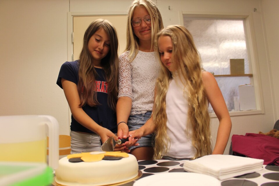 Adelina Talic, Ella Berg och Evelina Aronsson fick äran att skära upp tårtan.