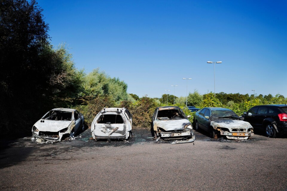 Fyra bilar blev totalförstörda, en bil fick mindre brandskador.