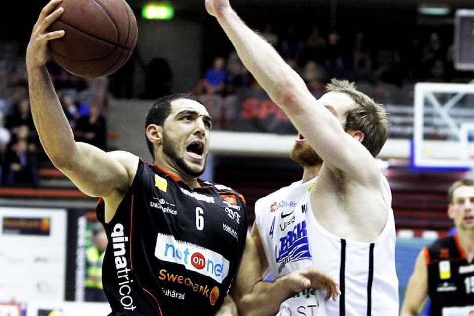 Borås Baskets fixstjärna Omar Krayem i aktion.