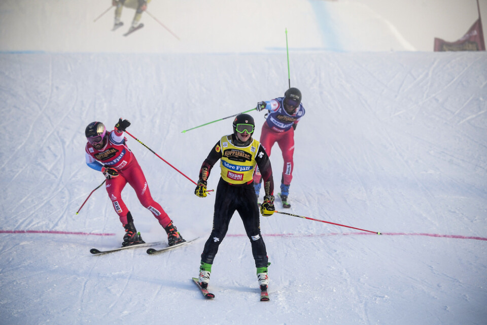 Reece Howden (gul), vinner skicrosstävlingen i Idre före Ryan Regez (röd), och Jonas Lenherr (blå).
