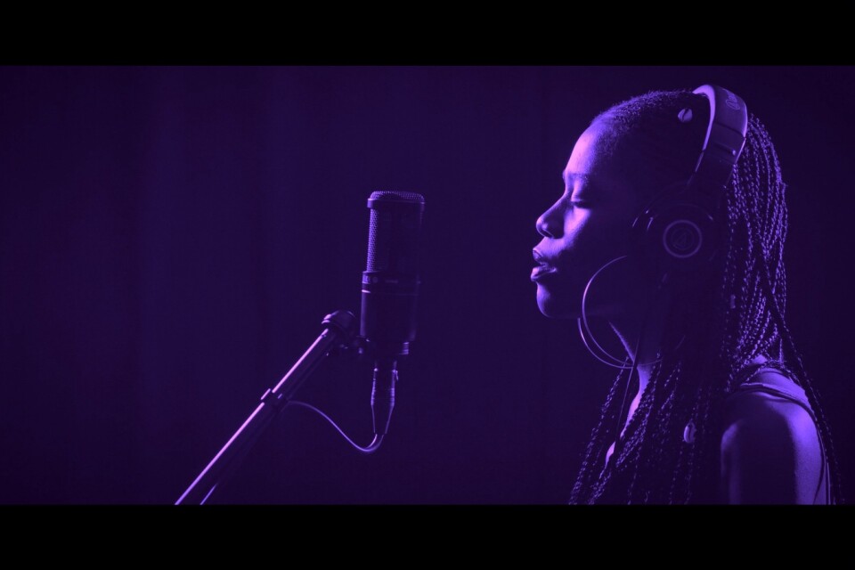 Multimediakonstnären Gabrielle Goliaths text- ljus- och videoinstallation "This song is for..." från 2019 är ett av verken som visas i utställningen. Verket består av musik inspelad för sydafrikanska våldtäktsoffer. Pressbild.